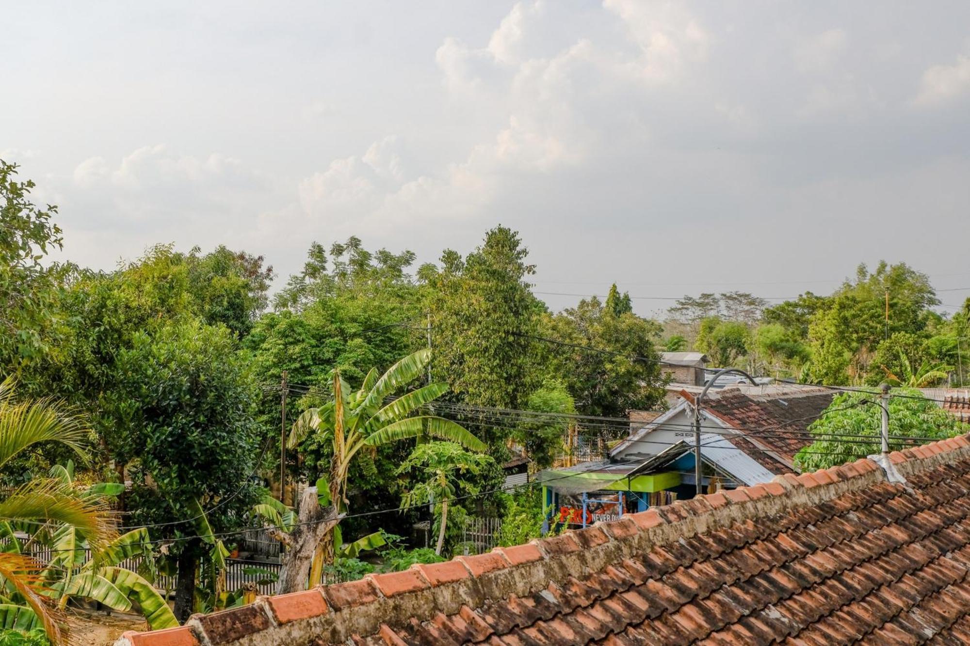 Oyo 1784 Hj. Aniek Residence Madiun Luaran gambar