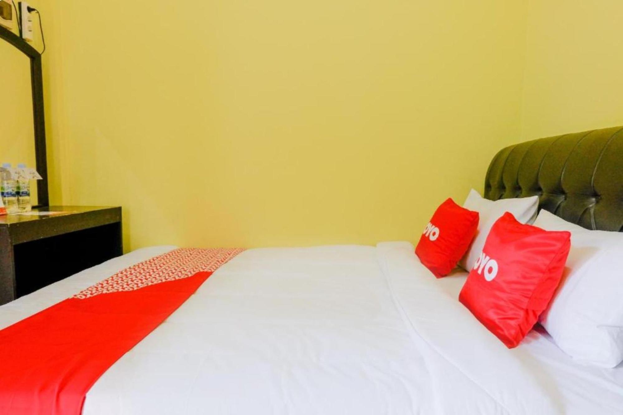 Oyo 1784 Hj. Aniek Residence Madiun Luaran gambar