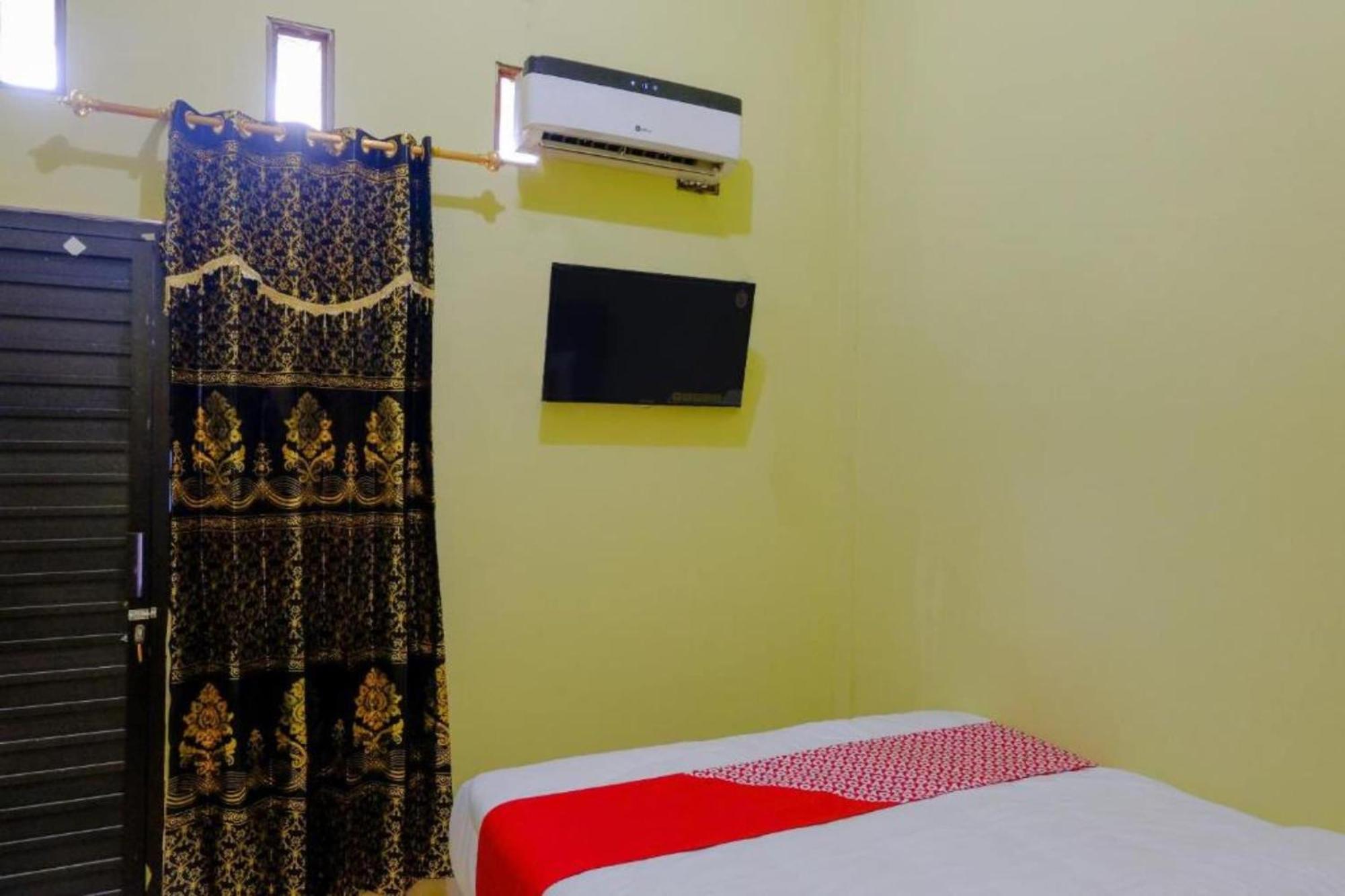 Oyo 1784 Hj. Aniek Residence Madiun Luaran gambar