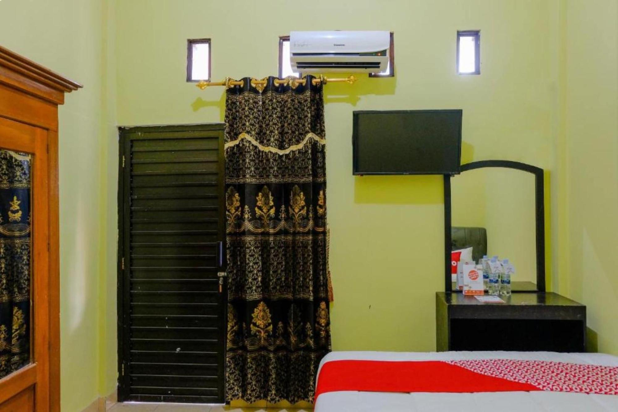Oyo 1784 Hj. Aniek Residence Madiun Luaran gambar