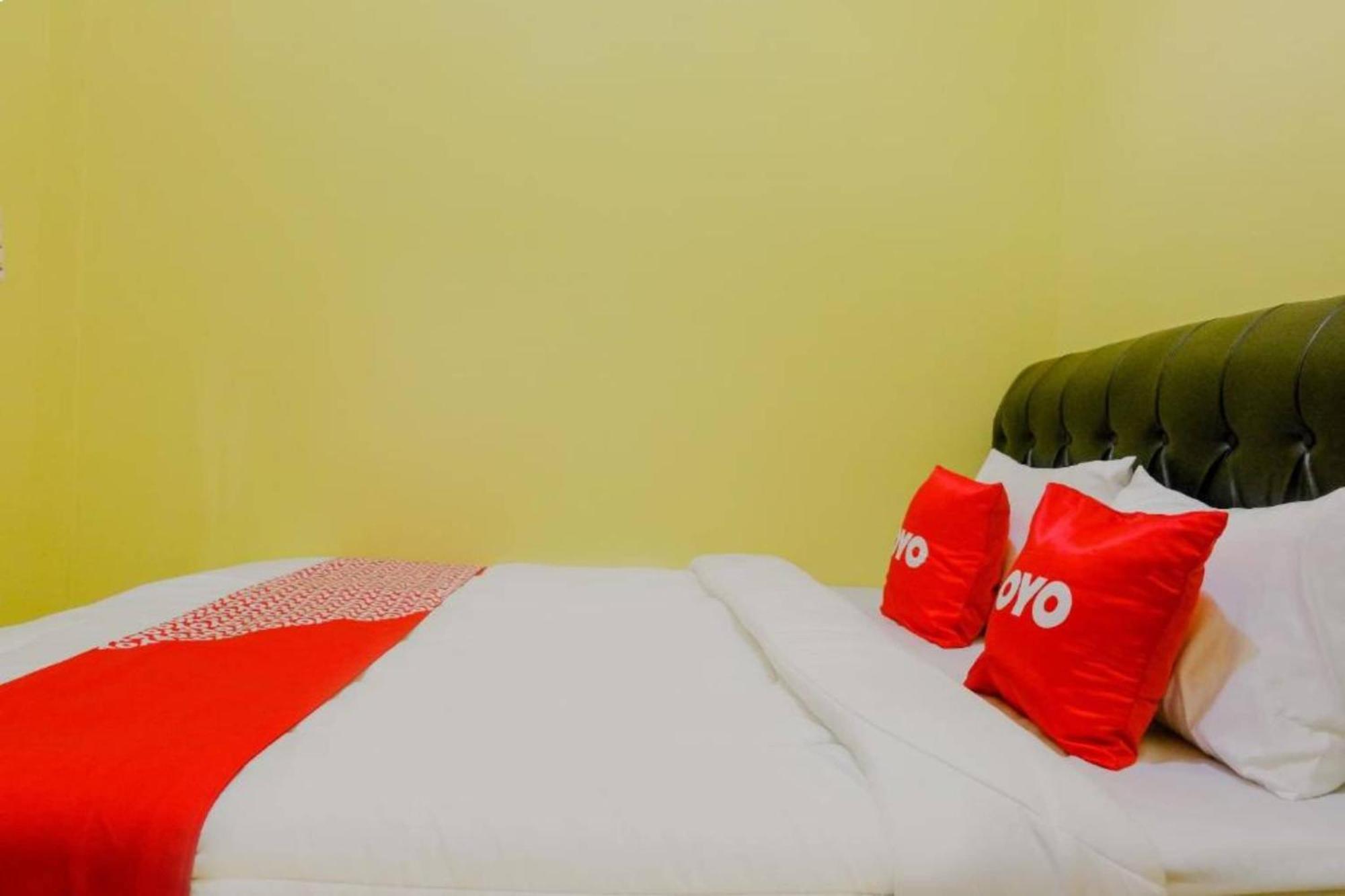 Oyo 1784 Hj. Aniek Residence Madiun Luaran gambar