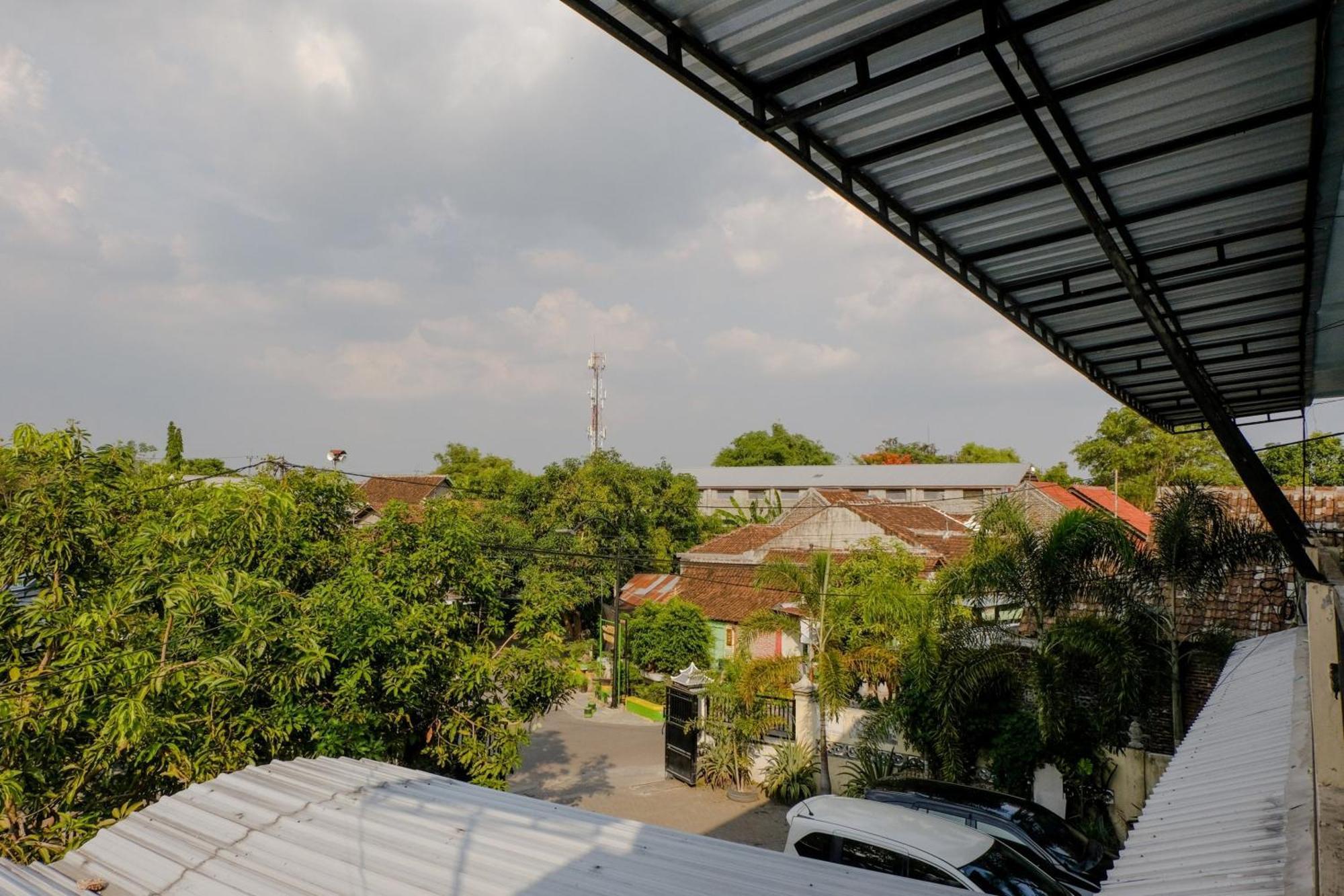 Oyo 1784 Hj. Aniek Residence Madiun Luaran gambar