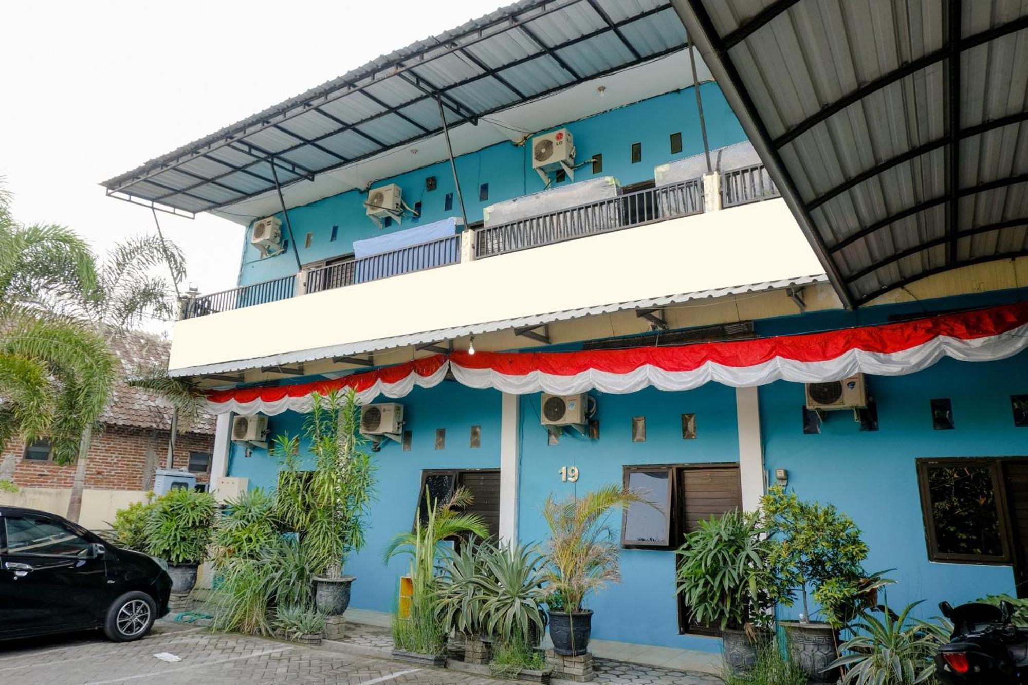 Oyo 1784 Hj. Aniek Residence Madiun Luaran gambar
